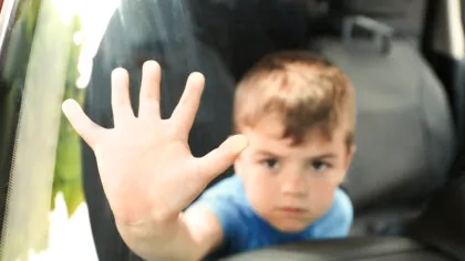De ce nu este bine să lăsăm copiii în mașină pe caniculă?