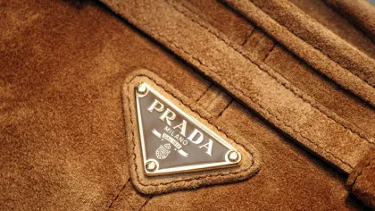 Lucruri mai puțin știute despre Prada. Cum a transformat un brand italian nailonul militar în simbol de lux