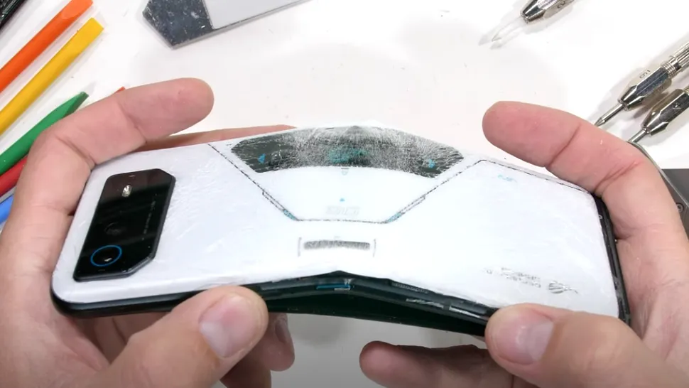 VIDEO: ROG Phone 6 Pro, rupt cu mâinile goale într-un test de rezistență