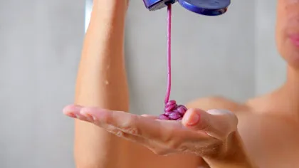 Merită sau nu să cumpărăm șampoanele mai scumpe?