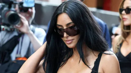 FOTO. Kim Kardashian, apariție fără inhibiții la Monaco. Și-a arătat bustul generos după ce a venit direct de pe iaht la Marele Premiu de Formula 1