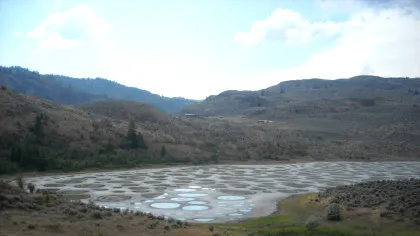 Lacul din Canada care este pe cât de colorat, pe atât de urât mirositor