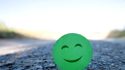 Cum se destramă încrederea de sine: Rușinea, comparația și invalidarea emoțională, explicate pe înțelesul tuturor