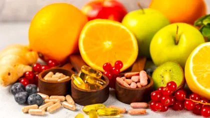 Când mâncarea schimbă efectele medicamentelor: de la sucuri de fructe la interacțiuni ascunse