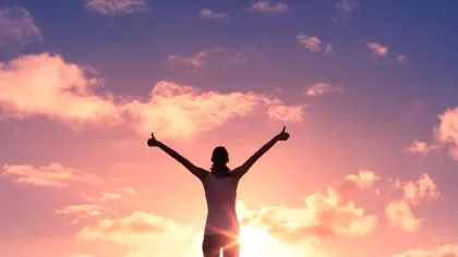 Cum să fii un om mai bun? Mic ghid de bunăvoință pentru vremuri iritate și agitate