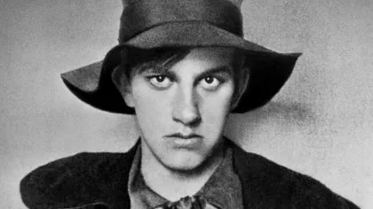În urmă cu 133 de ani se năştea poetul şi dramaturgul Vladimir Maiakovski. Ce spunea Stalin despre el