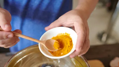 „Natural” nu înseamnă și sigur: Cazul femeii care și-a pus sănătatea în pericol din cauza turmericului