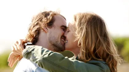 Cercetătorii susțin că au descoperit când a avut loc primul sărut