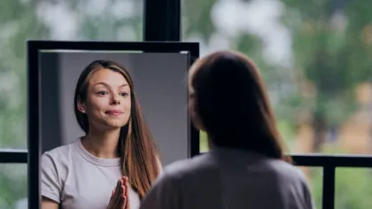 De ce vorbim singuri? Beneficii, explicații științifice și ce spun specialiștii