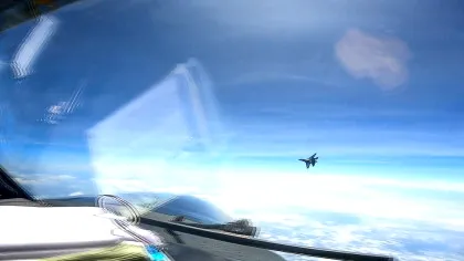 China a testat capacitățile avionului J-16 într-o confruntare simulată cu Rafale, cel mai avansat avion de luptă european