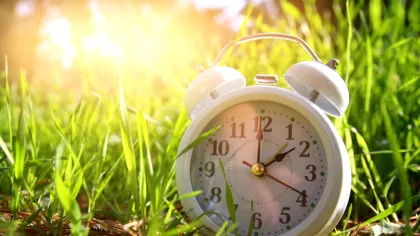 România trece la ora de vară! Dăm ceasurile înainte, dormim mai puțin dar avem mai multă lumină seară