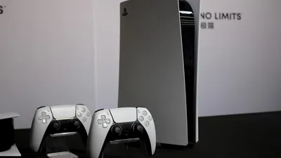 Un tată a avut nevoie de 13 ore și opt ecrane pentru a comanda un PS5 pentru fiul lui