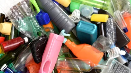 Cercetătorii au transformat deșeurile de plastic în oțet. La ce poate fi folosit acesta?