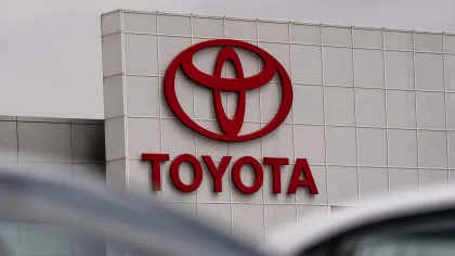 Toyota raportează vânzări record în 2025, în pofida tarifelor impuse de Trump / Hibridele au impulsionat cererea în SUA