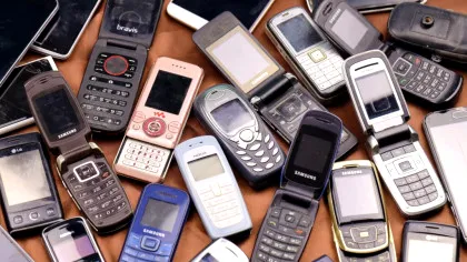 Economia suferă din cauza că oamenii nu cumpără mai des telefoane noi, susțin unii experți