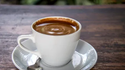 Cafeaua cu ou, cafeaua cu cărbune și alte tradiții care arată cât de diferit este consumată cafeaua în lume