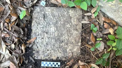 Piatra funerară a unui soldat roman, veche de aproape 2.000 de ani, descoperită întâmplător de un cuplu