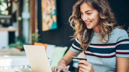 (P) Ghid practic: cum alegi cardul de credit potrivit dacă faci multe cumpărături online?
