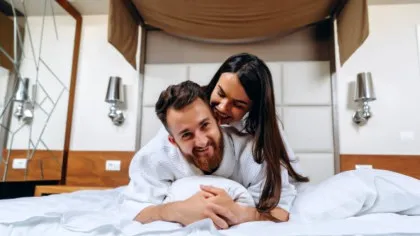 BANCUL ZILEI. BULĂ: – Sefu’, ieri când am ajuns acasă am găsit-o pe nevastă în pat cu altul!