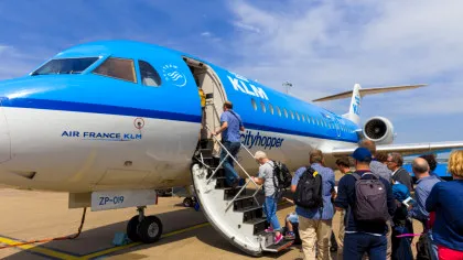 Zeci de pasageri au așteptat aproape o oră pe scara unui avion, iar în final aeronava a decolat fără ei