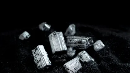 Cercetătorii sunt derutați de un „mineral extraterestru” care se comportă într-un mod ciudat atunci când este încălzit
