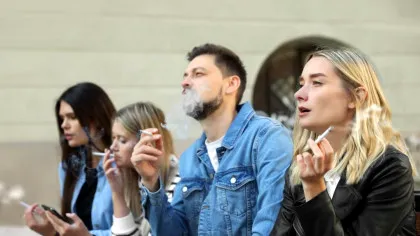 Mitul social al fumatului, demontat: un studiu leagă viciul de singurătate