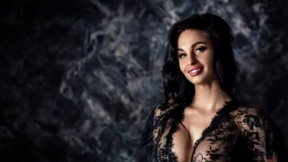 BANCUL ZILEI. BULĂ: – Alo! Iubito, în ce ești acum îmbrăcată?