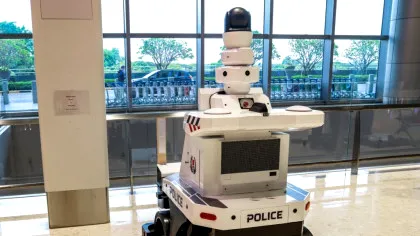 Un robot polițist, concediat pentru că nu a arestat pe nimeni și nu a dat nicio amendă timp de un an