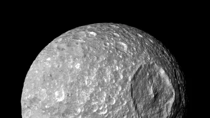 Astronomii au descoperit că sateliții înghețați ascund o geologie violentă