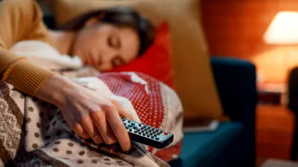 De ce nu este sănătos să adormi cu televizorul pornit?