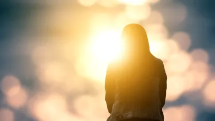 Tinerii adulți cu nivel de educație ridicat, mai predispuși să rămână singuri, arată un studiu