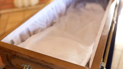O terapie bizară, prin care oamenii sunt îngropați de vii, a luat amploare în Rusia