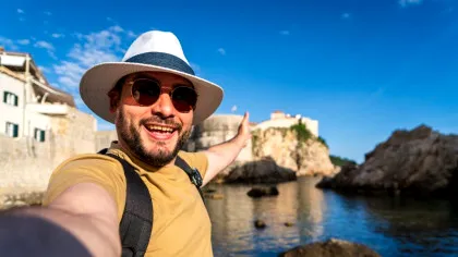Oglinda deformată: De ce selfie-urile ne fac să ne vedem chipul diferit de realitate