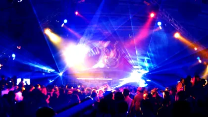 Ce spune știința despre oamenii care nu ies în oraș vineri seara?