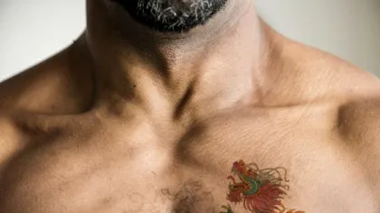 BANCUL ZILEI. Bulă vrea tatuaj într-un loc intim: - Numele iubitei mele acolo, jos!