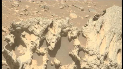 Roverul Perseverance al NASA a găsit o rocă neobișnuită, „sculptată și înaltă” pe Marte