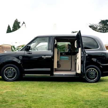 Cel mai luxos black cab londonez este PHEV, are consolă video și frigider