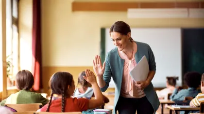 Care țări UE le oferă cei mai mulți bani profesorilor?