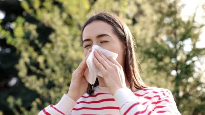 O infecție neobișnuită a făcut-o pe o femeie să strănute viermi