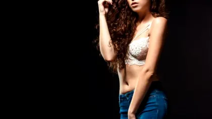 BANCUL ZILEI. BULĂ: -Am fost aseară la o tipă… A stins becul și mi-a zis: „Profită de mine!”