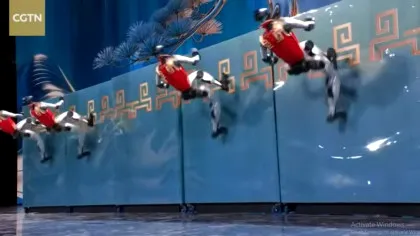 Roboții prezentați la un festival din China s-au „urcat” pe pereți și au dansat alături de copii