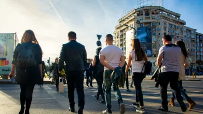 Românii se tem de „gura lumii”, arată un studiu