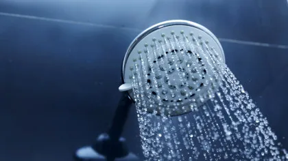 Duș cu apă rece sau caldă: Care este mai sănătos?