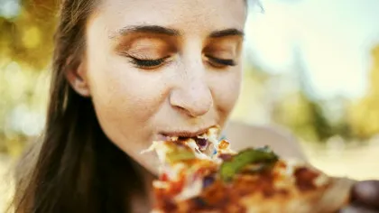 Dieta celebră care protejează nu doar inima, ci și vindecă gingiile dureroase