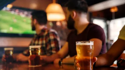 Motivul pentru care un bar a introdus „amenzi” pentru clienții care înjură