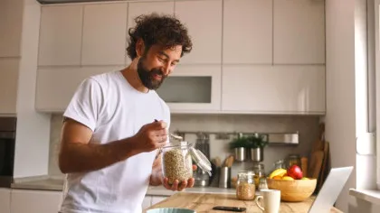 Alimentul care poate proteja ficatul. Cu toții îl avem în bucătărie!