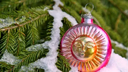 O istorie culturală a Crăciunului, dincolo de mituri și tradiții „eterne”. Cum au apărtul cadourile, luminițele și decorațiunile?