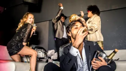 BANCUL ZILEI. În club, Bulă se duce la o tipă: – Păpușă, dansezi?