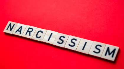 Cum au ajuns „ghosting”, „gaslighting” și „narcisic” să ne organizeze viața emoțională