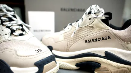 Ce mai înseamnă luxul astăzi? Balenciaga, gluma de 1.590 de lire care ridică o întrebare serioasă